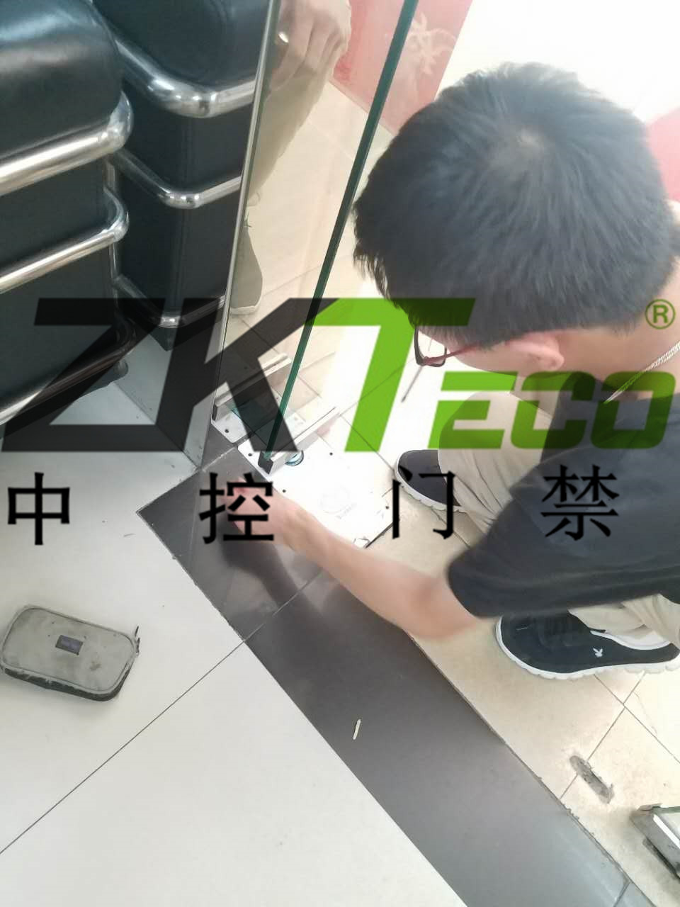 中控門禁公司在越秀區(qū)更換玻璃門彈簧，調(diào)維修玻璃門